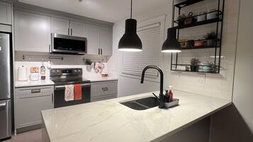 Full-sized fridge, microwave, oven, stovetop