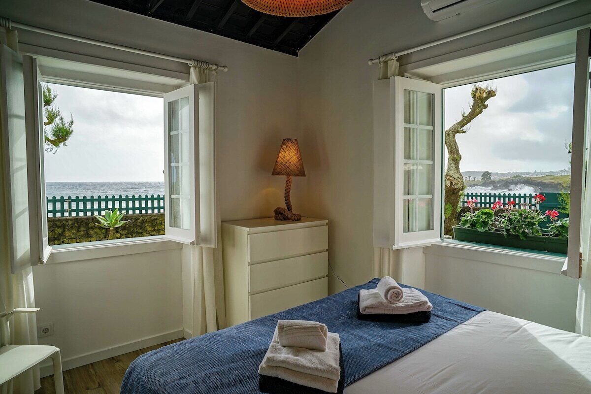 Strykjärn/strykbräda, internet och sängkläder