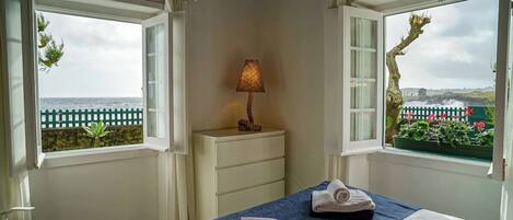 Fer et planche à repasser, accès Internet, draps fournis