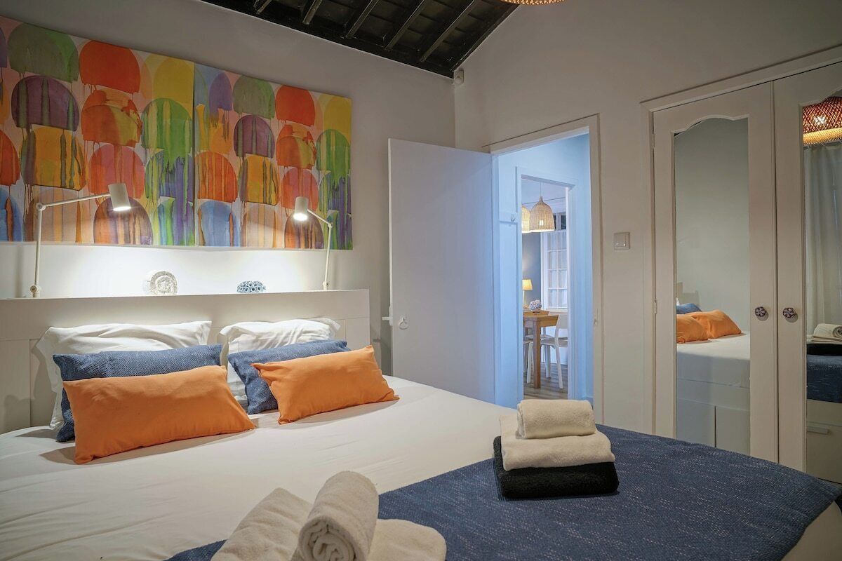 Een strijkplank/strijkijzer, internet, beddengoed