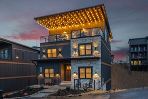 Exterior - BlackFridaySale: Indoor Pool•Outdoor Hot Tub• Rooftop Lounge• Theater•Waterpark (Sevierville)