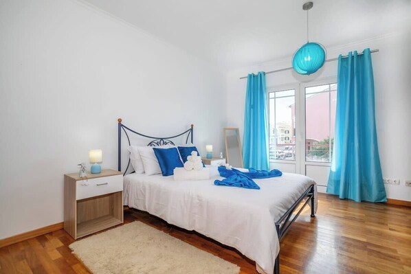 3 bedrooms, iron/ironing board, internet, bed sheets