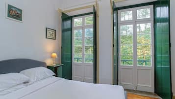 4 bedrooms, iron/ironing board, internet, bed sheets