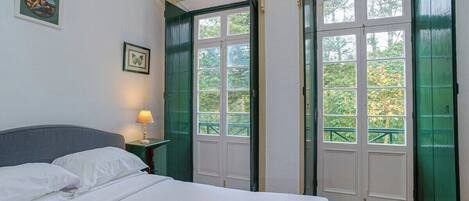 4 bedrooms, iron/ironing board, internet, bed sheets