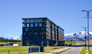 Exterior - Cozy Mountain Studio with Balcony Views (Queenstown)