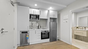 Fridge, microwave, stovetop, dishwasher