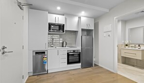 Fridge, microwave, stovetop, dishwasher - Cozy Mountain Studio with Balcony Views (Queenstown)