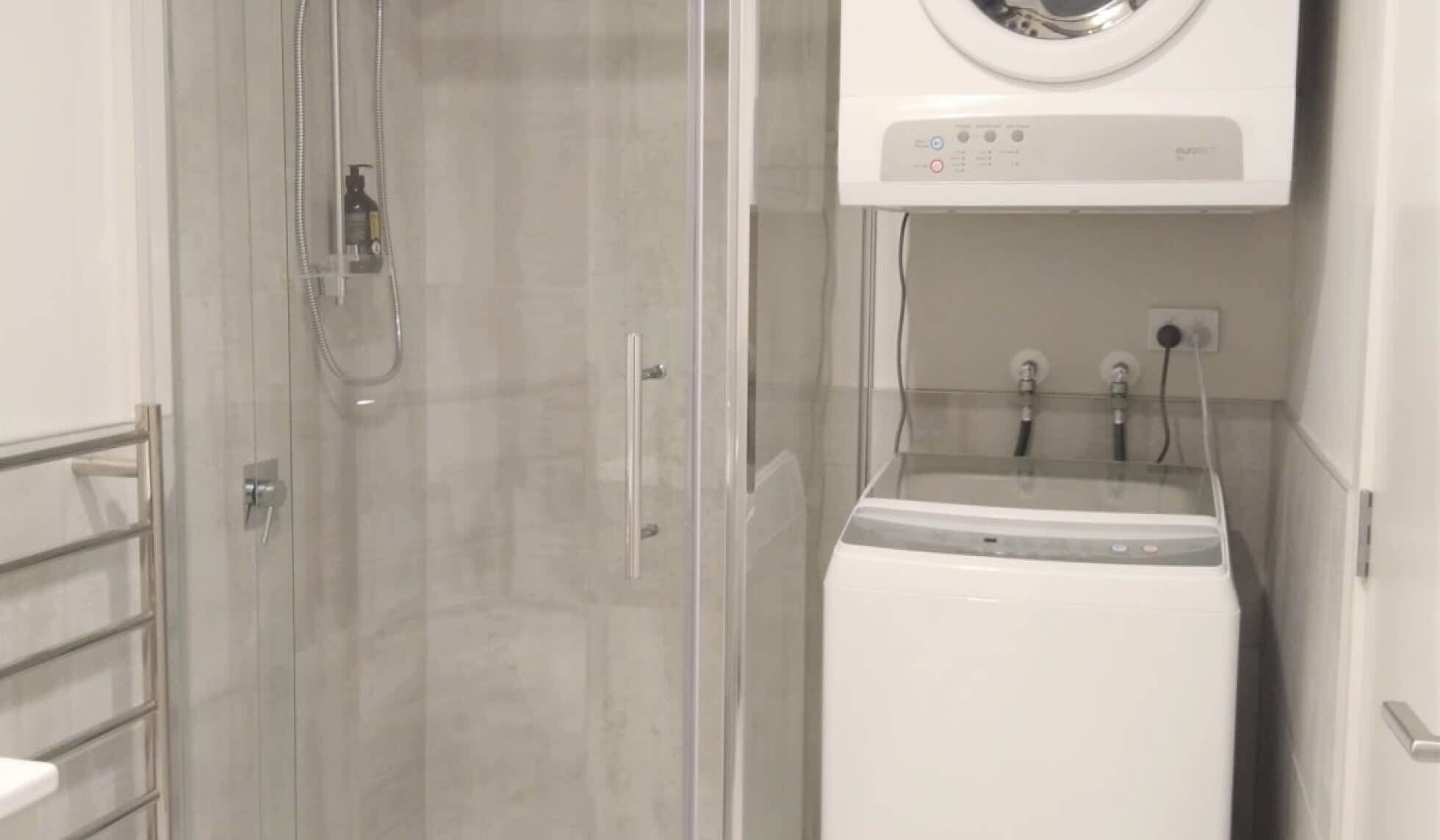 Een douche, een haardroger, handdoeken