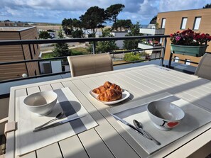 Outdoor dining - Nice apartment, sea view, terrace Guidel Plages (Guidel)