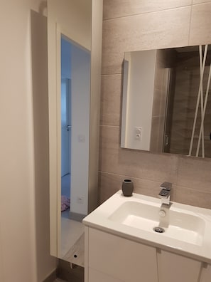 Shower, hair dryer, towels, soap - Nice apartment, sea view, terrace Guidel Plages (Guidel)
