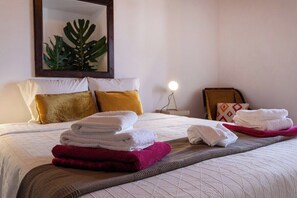 3 habitaciones, tabla de planchar con plancha, internet y ropa de cama 