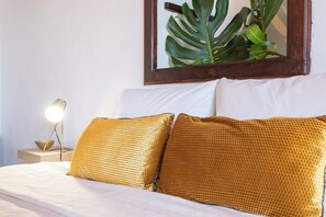 3 habitaciones, tabla de planchar con plancha, internet y ropa de cama 