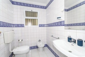 Douche, sèche-cheveux, serviettes fournies