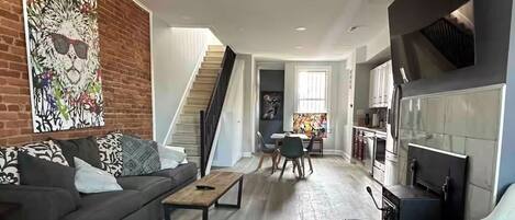 Smart TV y chimenea