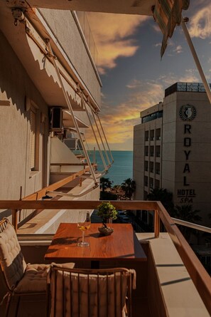 Outdoor dining - Lovely 2-bedroom apartment with sea view in Durrës (Durrës)