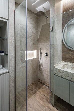 Douche, sèche-cheveux, serviettes fournies, savon