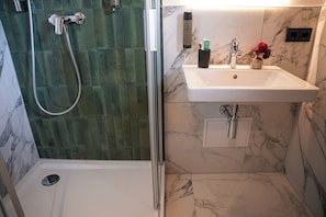 Classic Room, City View | Bathroom | Shower, towels, soap, shampoo