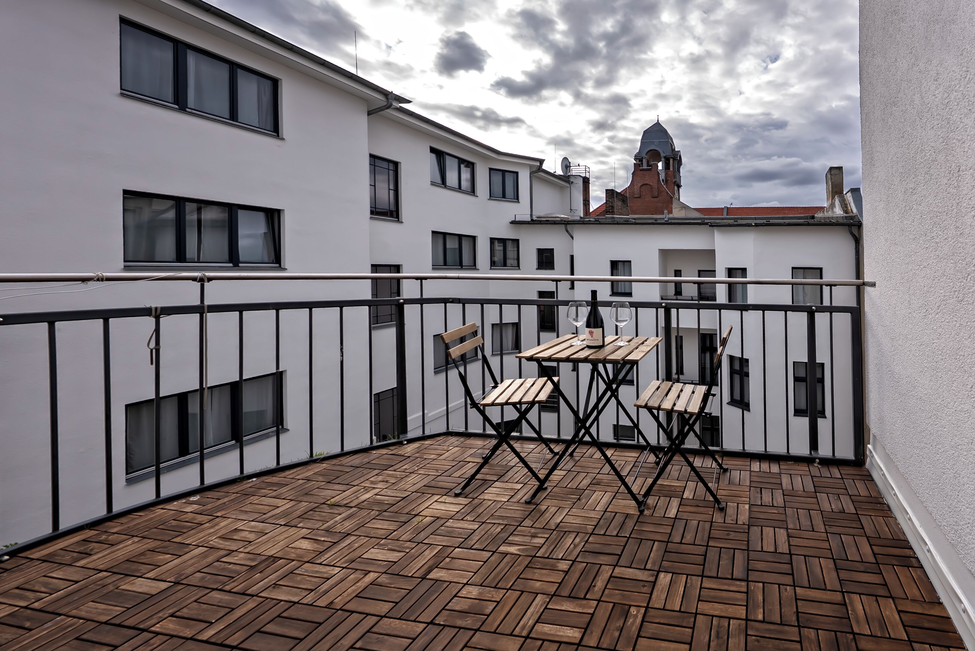 Junior-sviitti, kaupunkinäköala | Tallelokero huoneessa, työpöytä