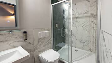Douche, serviettes fournies, savon, shampoing