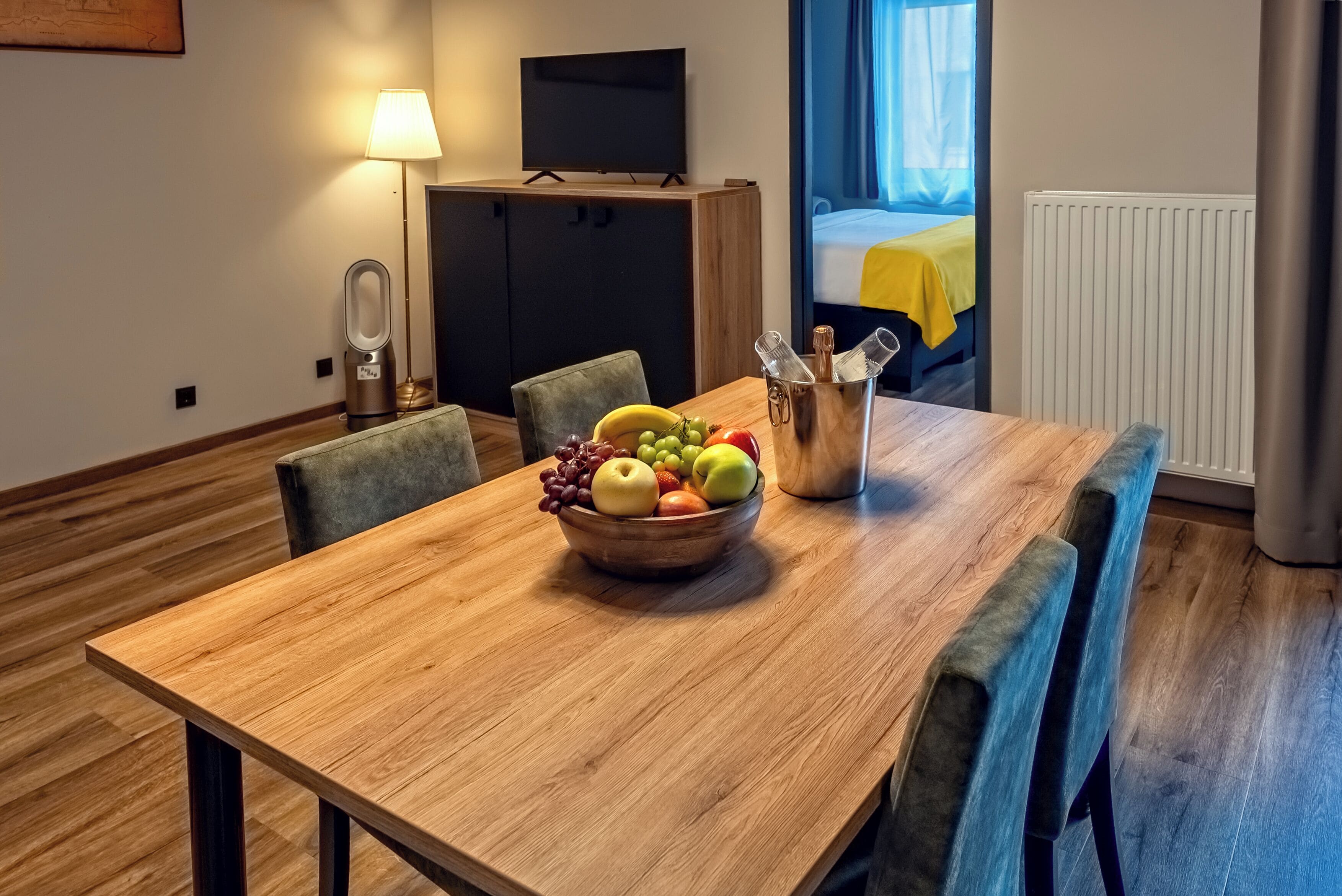 Family Condo, Courtyard View | Peti besi dalam bilik, meja, ruang kerja komputer riba, Wi-fi percuma 