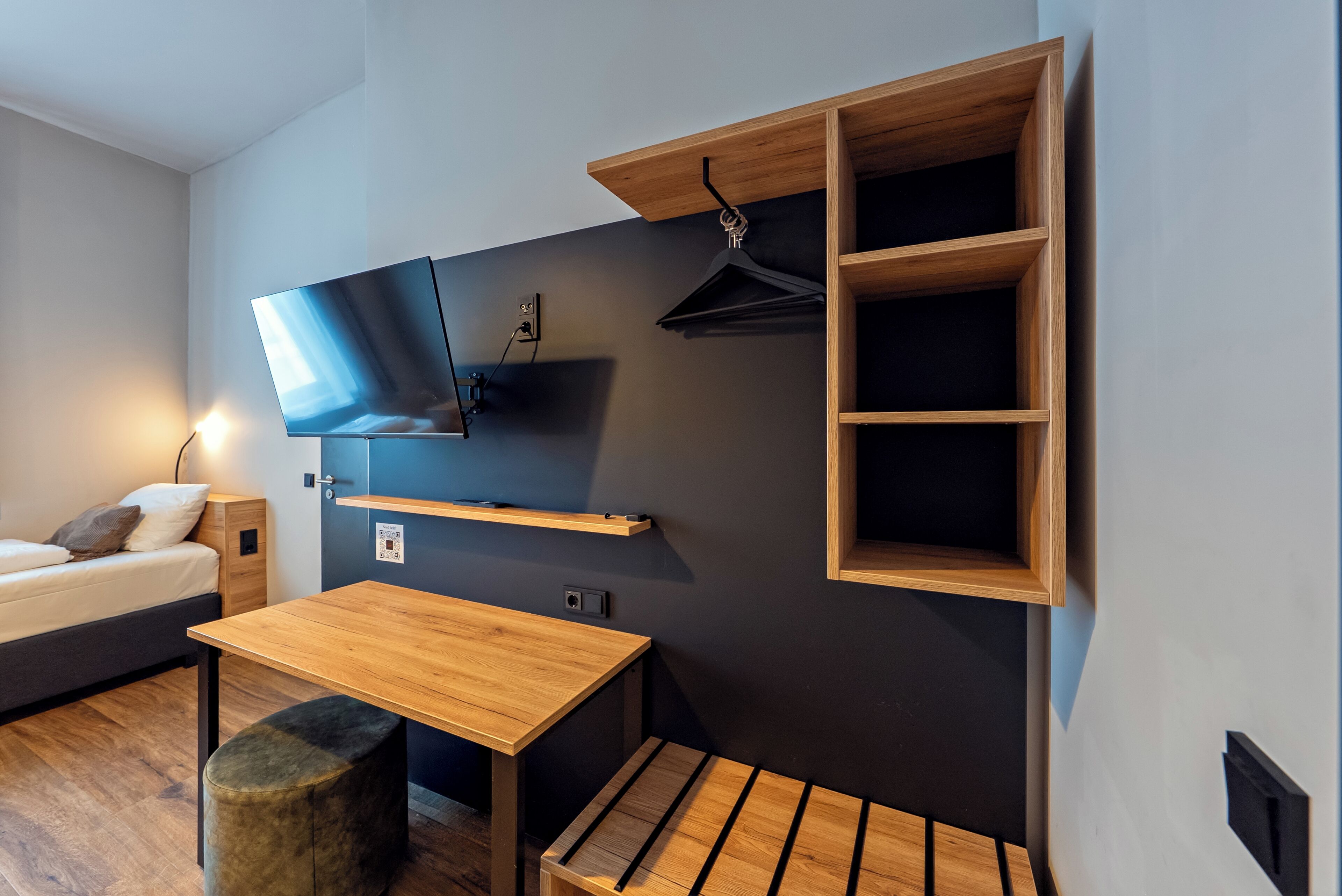 Perhehuoneisto, näköala pihalle | Tallelokero huoneessa, työpöytä