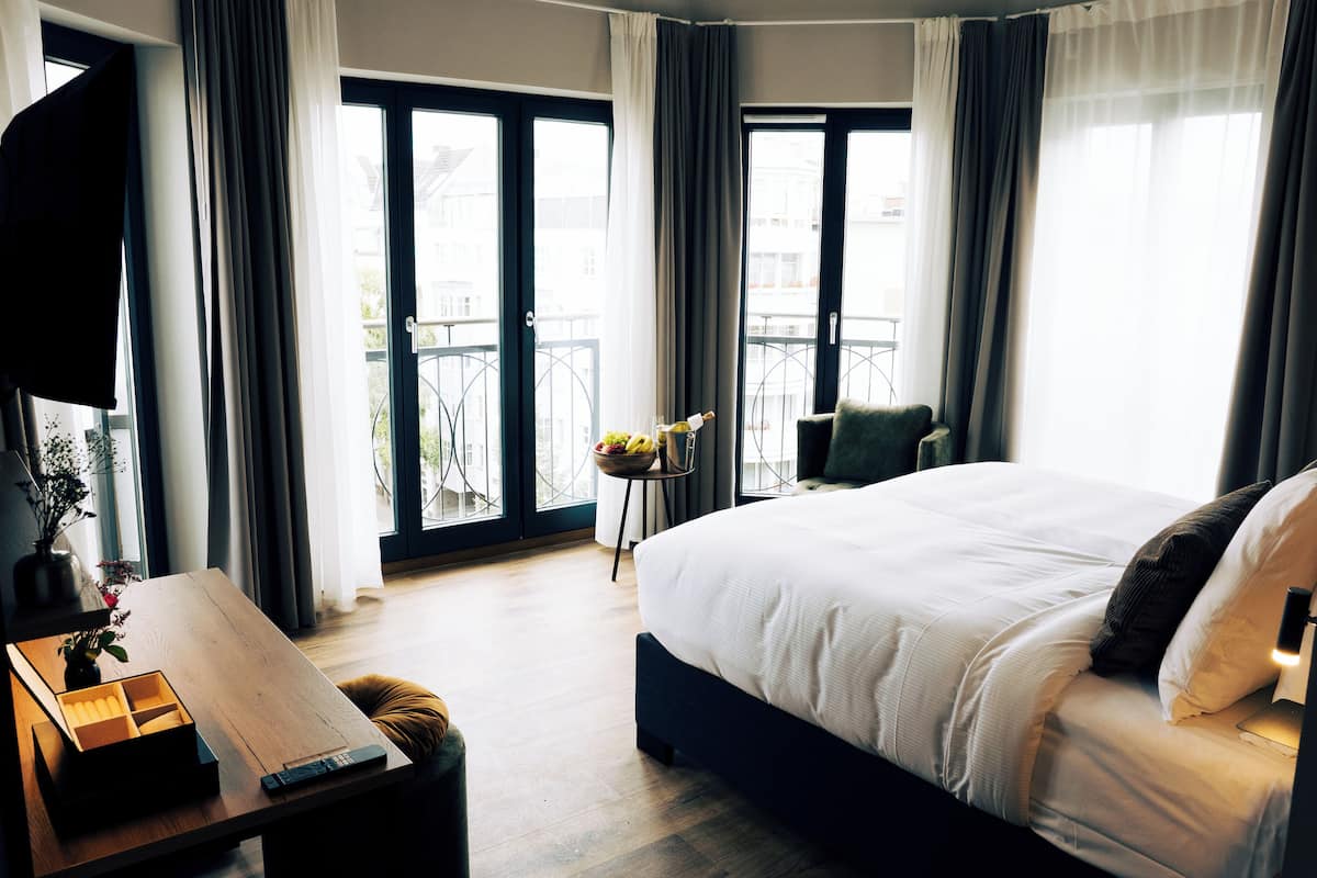 In-room safe, desk, laptop workspace, free WiFi