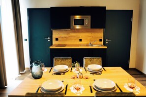 Condo família, vista para o pátio | Opções para refeição no quarto