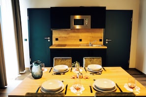 Condo família, vista para o pátio | Opções para refeição no quarto