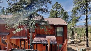 Condo (2 Bedrooms) | Front of property