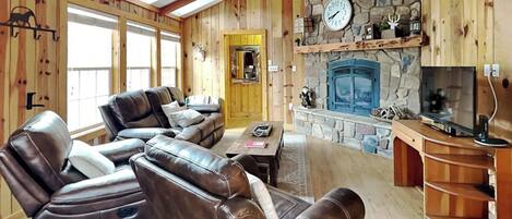 Talo (4 Bedrooms) | Oleskelualue | Televisio, takka