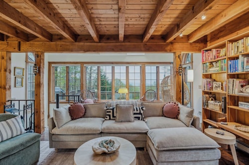 Sugarhouse Hideaway Cabin with Mountain Views