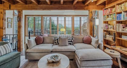 Sugarhouse Hideaway Cabin with Mountain Views