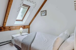 4 bedrooms, desk, iron/ironing board, WiFi