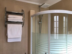 Dusche, Haartrockner, Handtücher