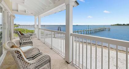 Waterfront 3 Bedroom Home on the Indian River