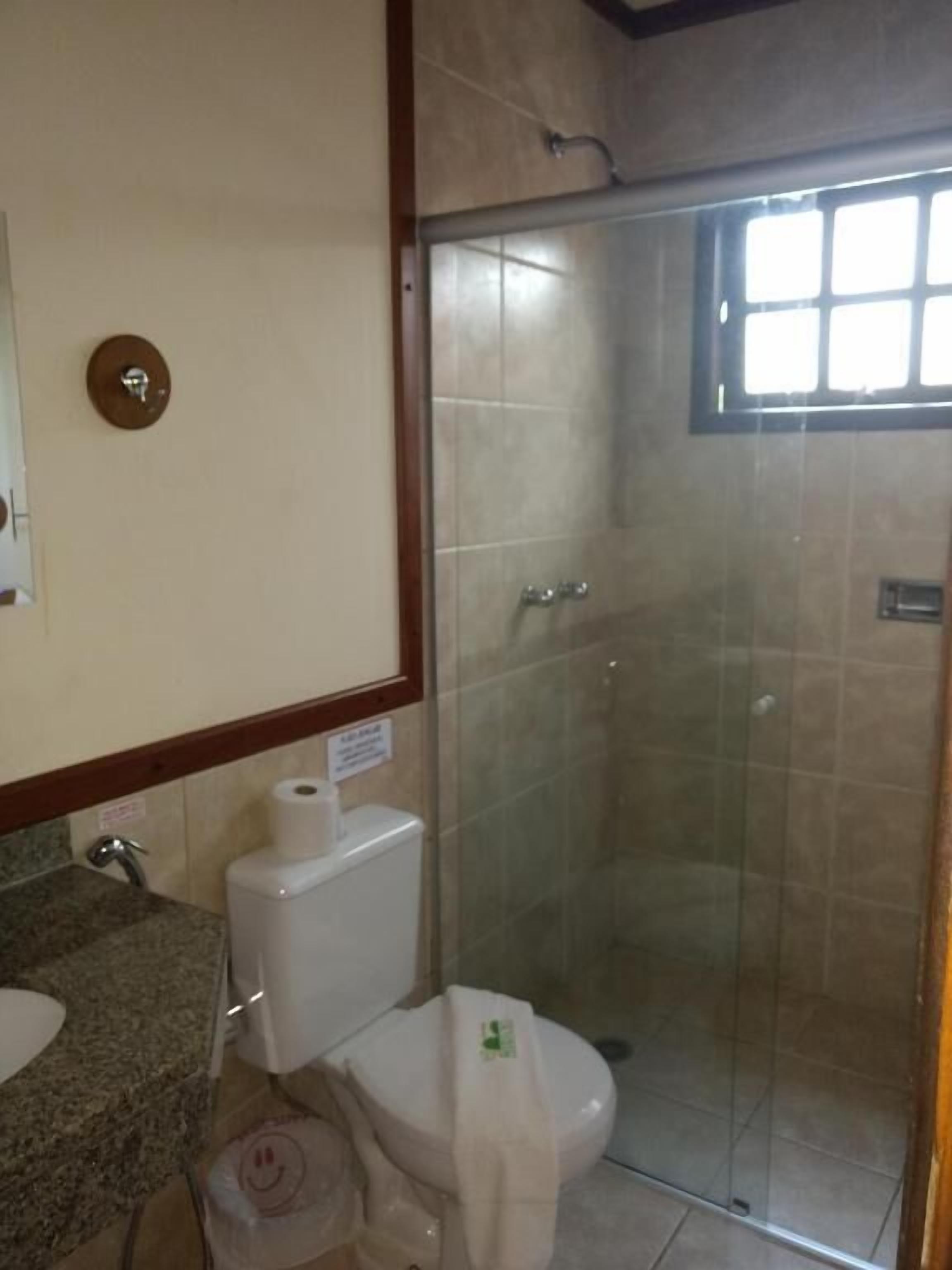 Douche, serviettes fournies, savon, shampoing