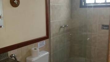 Douche, serviettes fournies, savon, shampoing