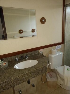 Shower, towels, soap, shampoo - Pousada Muriqui (São Francisco Xavier)