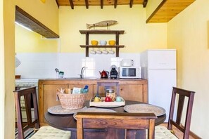 Kühlschrank, Mikrowelle, Ofen, Wasserkocher mit Kaffee-/Teezubehör