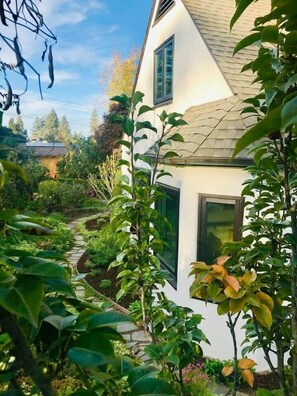 Property grounds - Sebastopol Lux Walk toTown Guest Suite (Sebastopol)