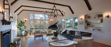 TV, lareira, aparelho de som