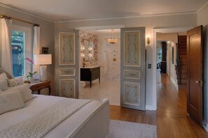 5 bedrooms, iron/ironing board, WiFi, bed sheets