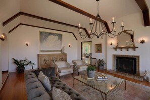 TV, fireplace, stereo