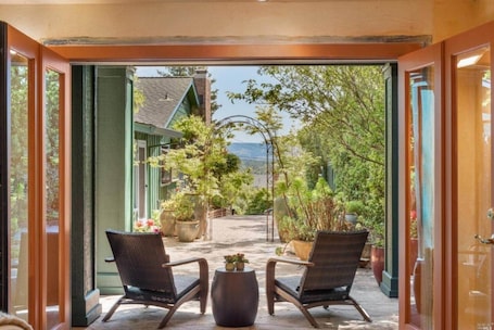 Interior. Luxe Guest Home *Walk to Downtown Sebastopol