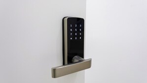 Une porte moderne dotée d’un système de verrouillage à clavier numérique.