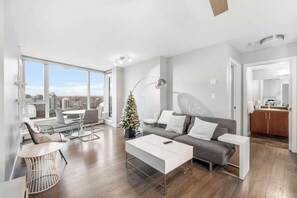 TV, offices - ~Vibrant 2BR Condo in the Heart of Vancouver (Vancouver)