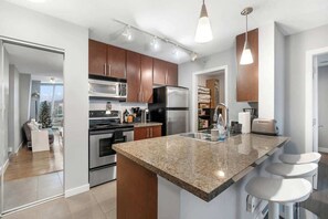 Refrigerador, microondas, horno y parrilla de estufa 