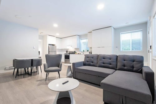 Tranquil & Modern: Close to Promenade & Pier ~ Pkg