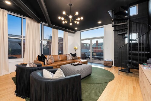 The Rickhouse ~ Hot Tub & Games Steps From NULU