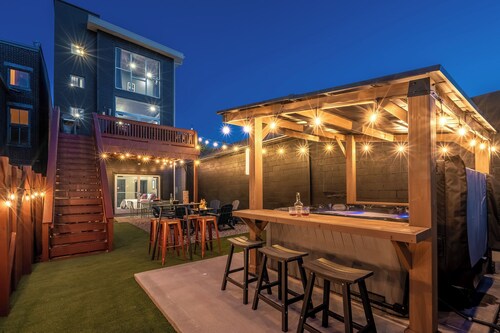 The Rickhouse ~ Hot Tub & Games Steps From NULU